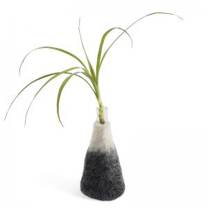 Mellanstor grå och vit ombre vas av ull med ett tillhörande glas för blommor.