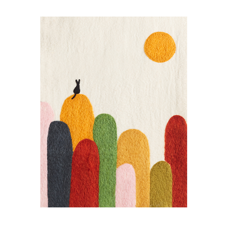 Affischer i 100% ull med björkträ och ett läderband att hänga upp med. Motiv av en katt som sitter på en kulle.