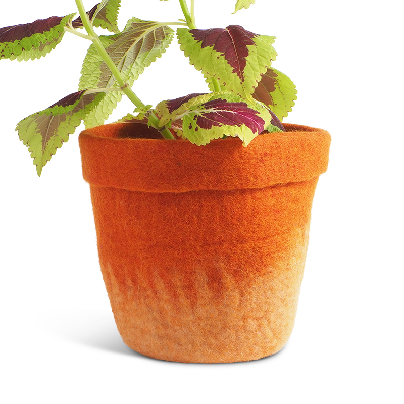 Large flower pot made of wool in terracotta with an ombre effect.