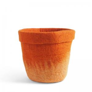 Large flower pot made of wool in terracotta with an ombre effect.