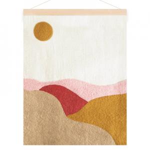 Affisch i ull med motiv av ett landskap i pastell färgerna, sand, rosa, röd och okra.