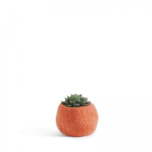 Small rounded flower pot in color terracotta, made of wool.