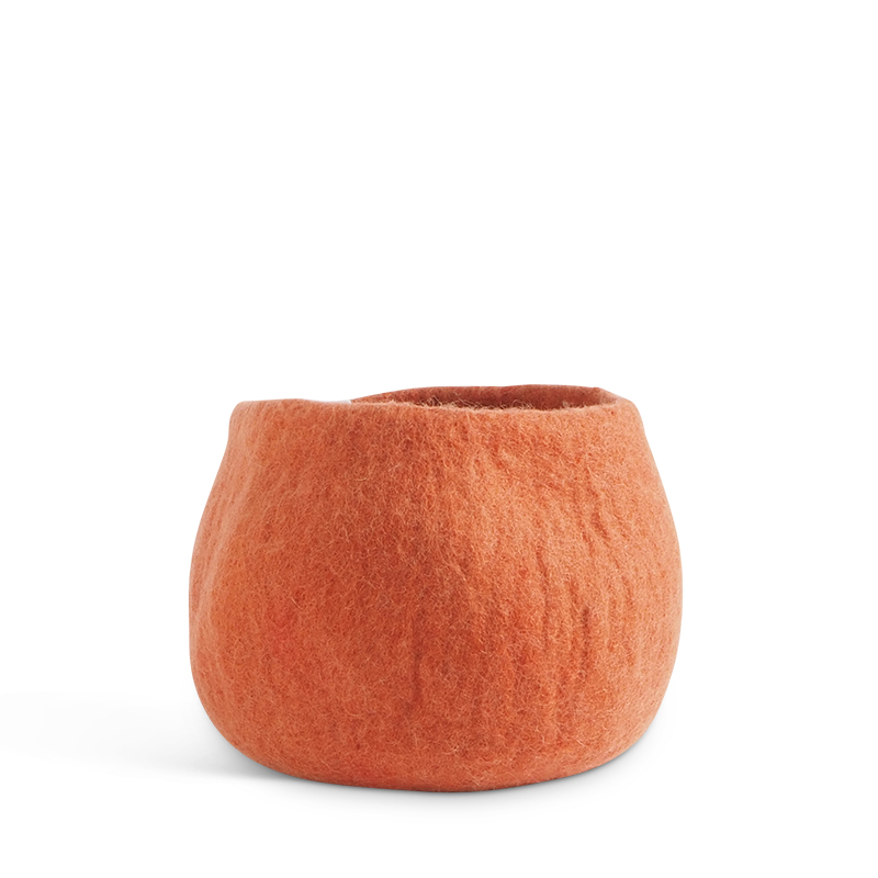 Medium rounded flower pot in color terracotta, made of wool.
