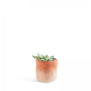 Small flower pot in terracotta and white, made of wool with ombre effect.