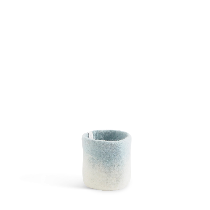 Small flower pot in light blue and white, made of wool with ombre effect.