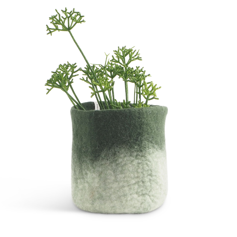 Medium flower pot in terracotta and white, made of wool with ombre effect with a plant inside.