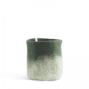 Medium kruka av ull i mossgrön och vit med ombre effekt med växt i.