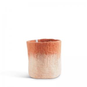 Medium flower pot in terracotta and white, made of wool with ombre effect, with a plant inside.