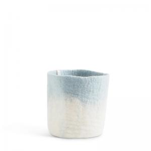 Medium flower pot in light blue and white, made of wool with ombre effect, with a plant inside.
