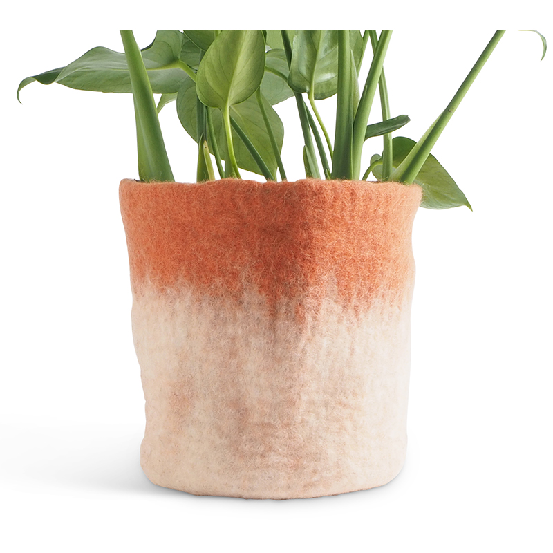 Large flower pot in terracotta and white, made of wool with ombre effect, with a plant inside.