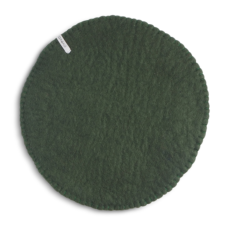 Runda moss grön sittdynor gjorda med naturligt färgad ull har samma färg på toppen och undersidan och har en vacker handsydd kant