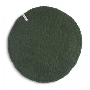 Runda moss grön sittdynor gjorda med naturligt färgad ull har samma färg på toppen och undersidan och har en vacker handsydd kant