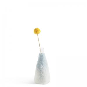 Ljusblå och vit ombre vas av ull med ett tillhörande glas för blommor.