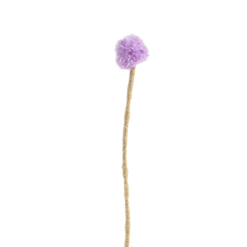 Snittblomma gjord av ull med lila fluffig boll i toppen.