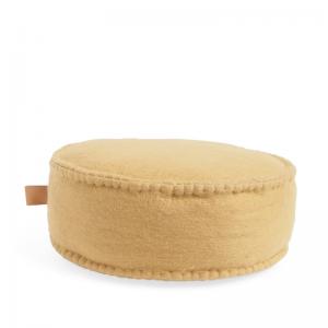Sand Handgjorda golvpuff i 100% ull och ekologisk lädertagg på Aveva Design. Fylld med dinkel. Perfekt för meditation.