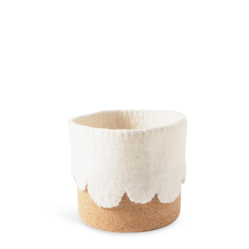 White flowerpot in 100% wool and cork.