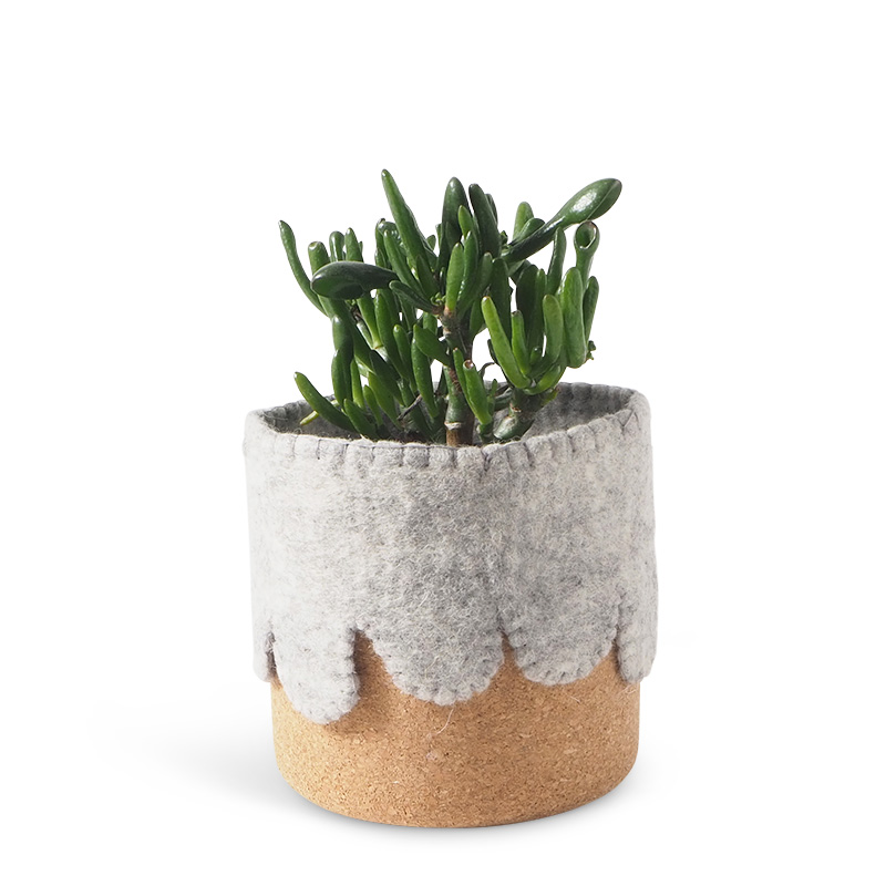 Grey flowerpot in 100% wool and cork.