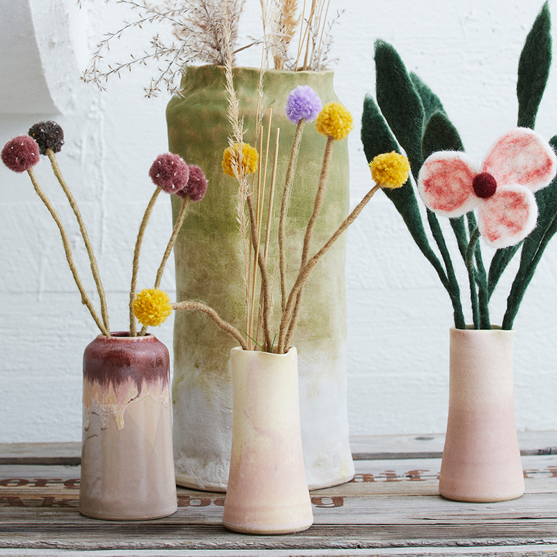 Cut flowers in wool in different models that stand up in a vase.