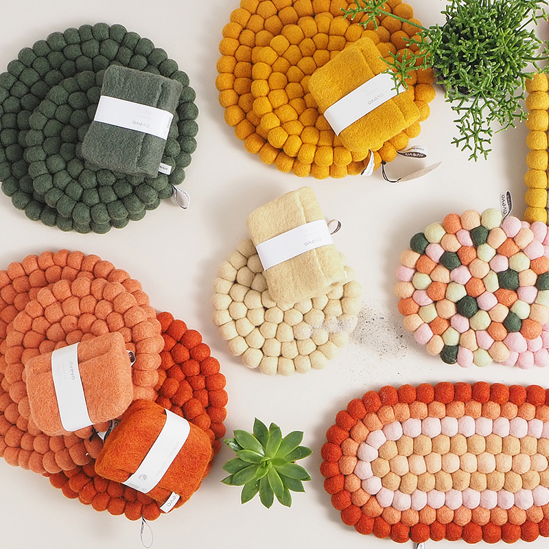 Underlägg i ull i olika blandade höst färger.