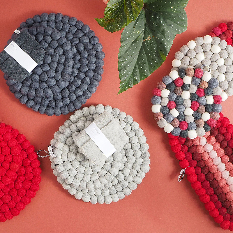 gray, light gray pot holders and potholders in Christmas red and gray in wool
