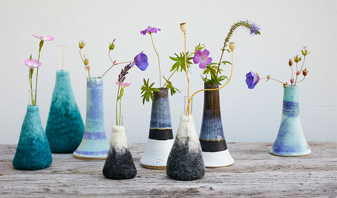 Wool vases in 100% wool and ceramic, in different colors and sizes.