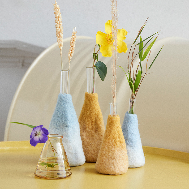 Vaser i 100% ull i olika färger och storlekar.
