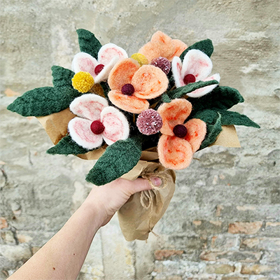 Cut flowers in wool in different models in a bouquet.