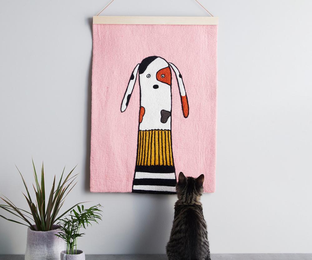 Affish i ull med motiv av en hund och en katt som tittar på affischen.