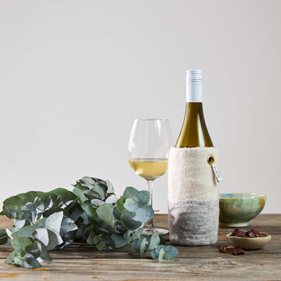 Wool container for bottles in shades of white and grey