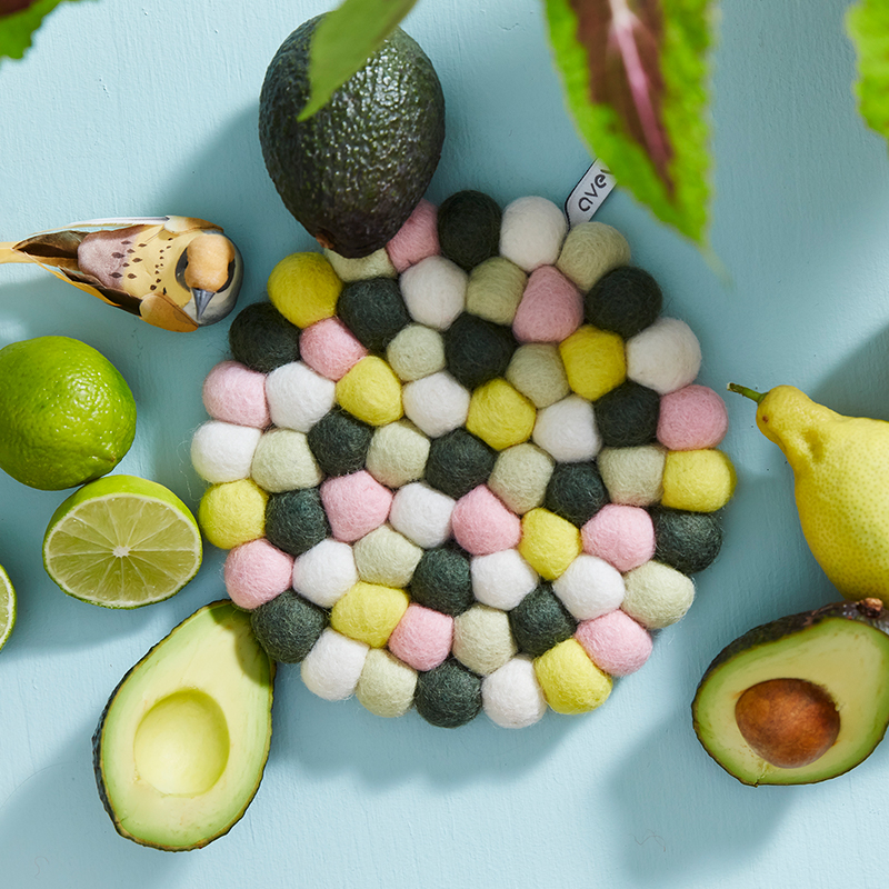 Underlägg i ull i olika blandade färger.