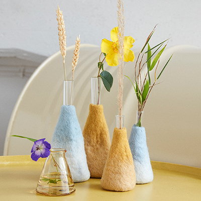 Vaser i 100% ull i olika färger och storlekar.