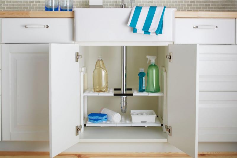 Förvaringshylla med flxibel bredd hjälper dig att organisera under diskbänken