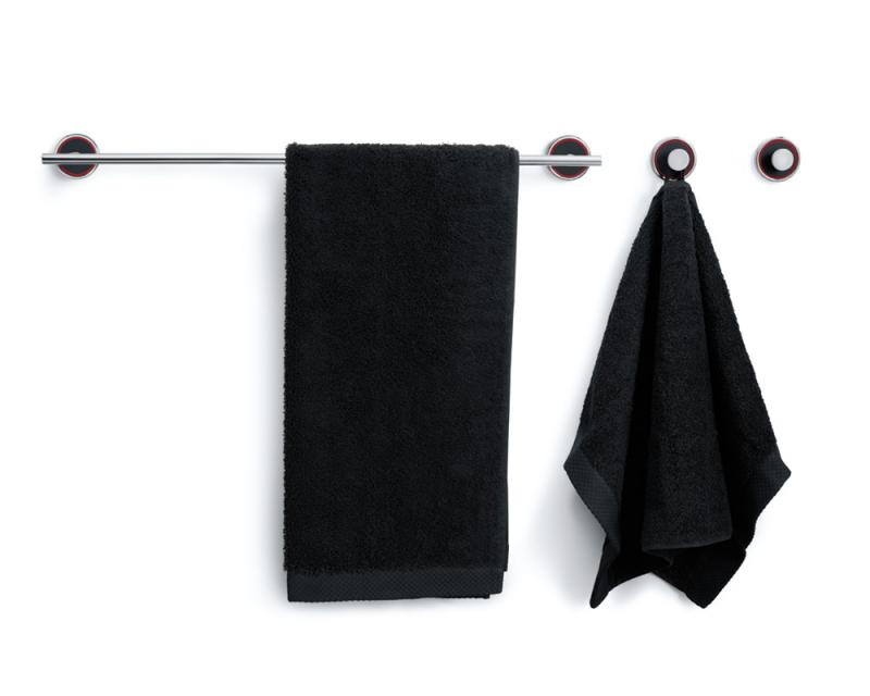 Rode Bath handdukshängare och handdukskrokar. Elegant dansk design tillverkad av polerat stål och svart gjutmarmor.