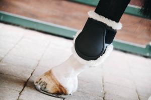 BAKSKYDD YOUNG MED FÅRSKINN SVART