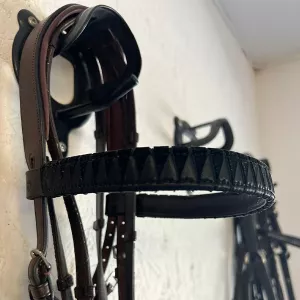 PANNBAND SHARKTOOTH VELVET SVART