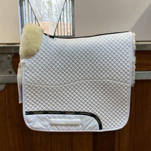 DRESSYRSCHABRAK MED FÄLL VIT