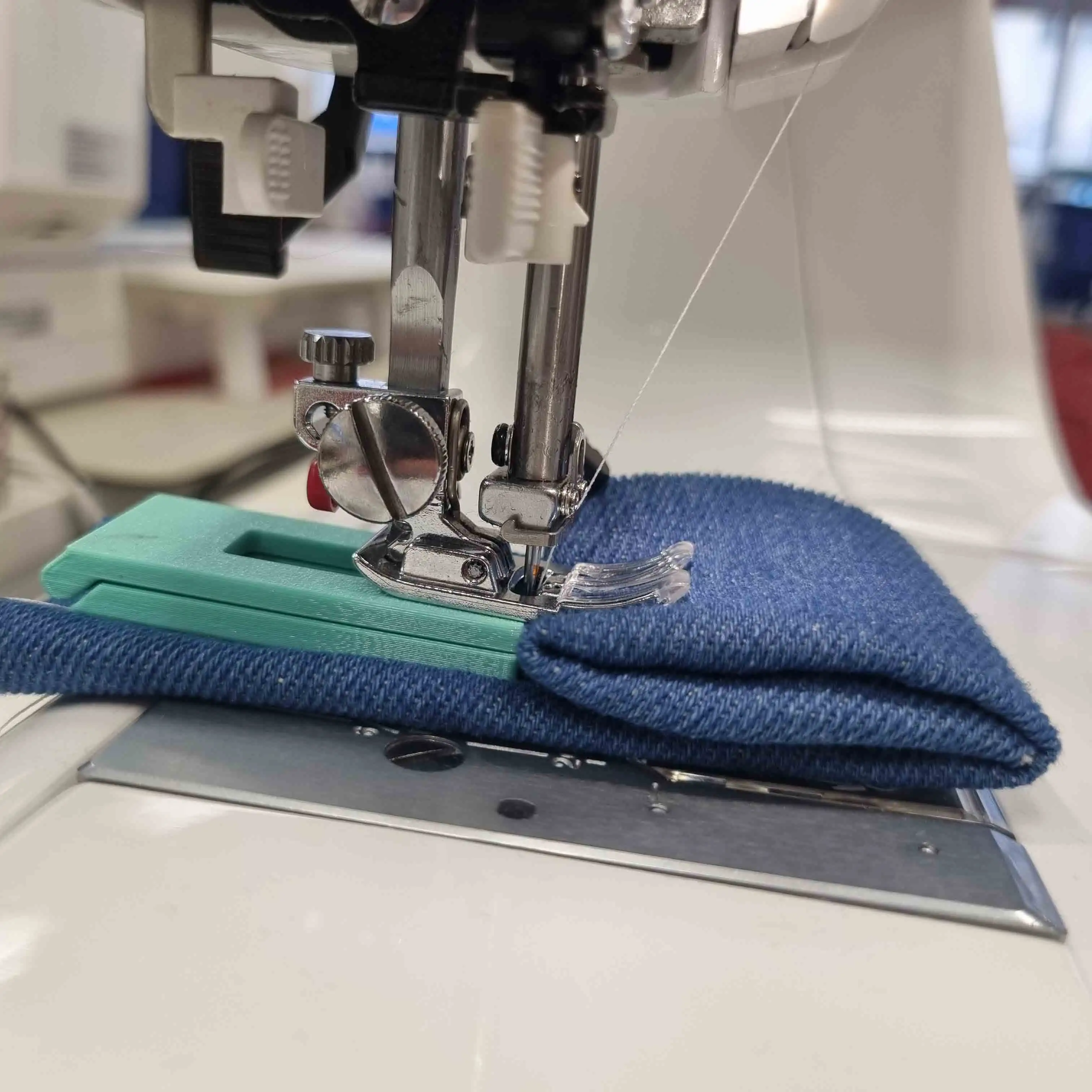 Knappsked hump jumper för symaskin hjälper vid tjocka sömmar