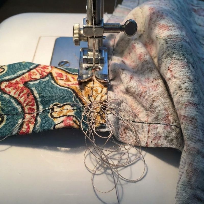 Felaktig trådspänning – trasslig söm med öglor på undersidan av tyget