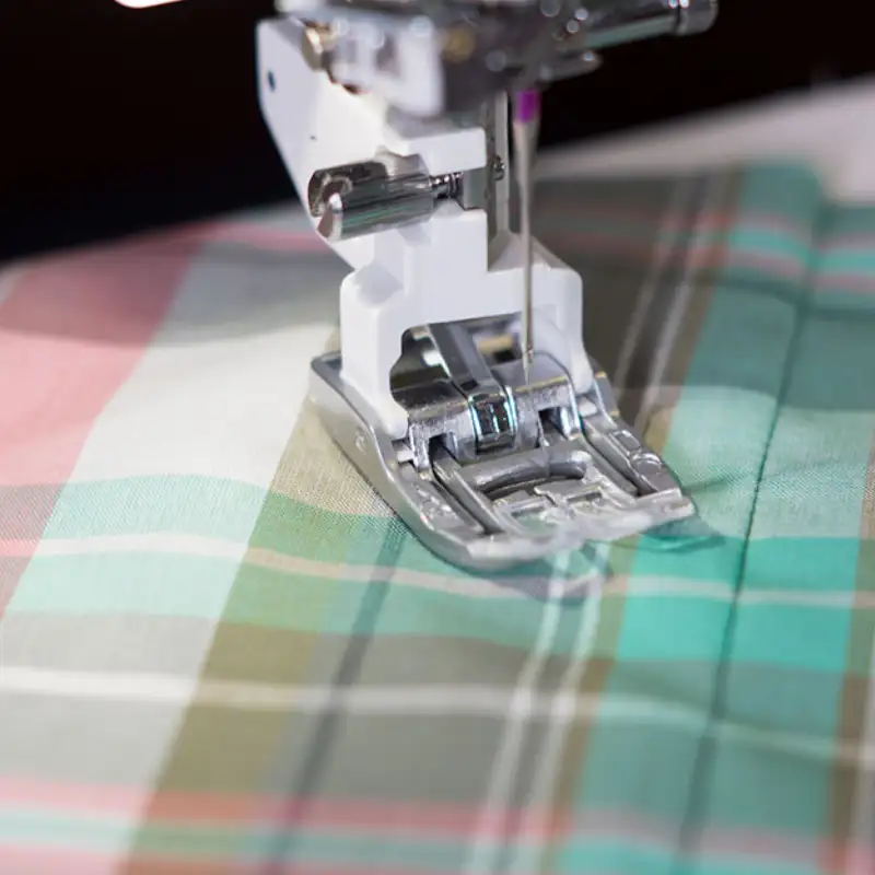 AcuFeed Flex på Janome 6700P syr genom rutmönstrad bomull