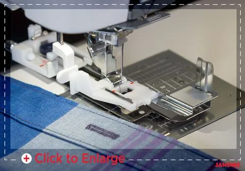 Automatisk knapphålsfot med stabiliseringsplatta på Janome 6700P