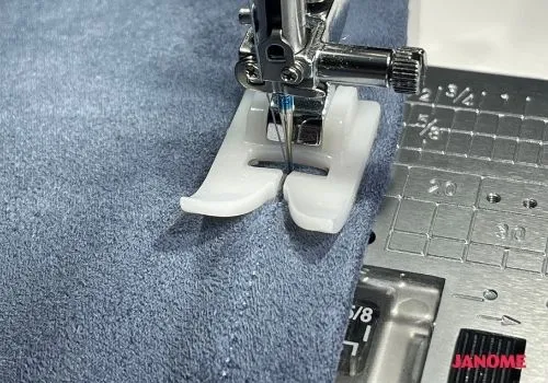 Floating mode på Janome 9480QCP, pressarfot på känsligt tyg med hög lugg