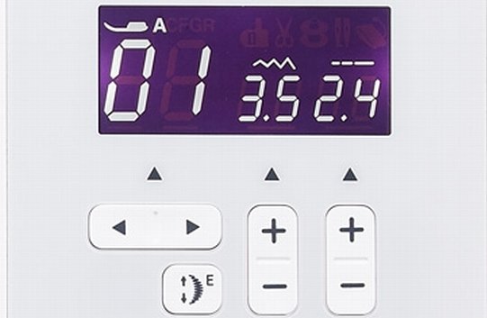 LCD-skärm på Allvis 740 DC visar söm, stygnlängd och stygnbredd