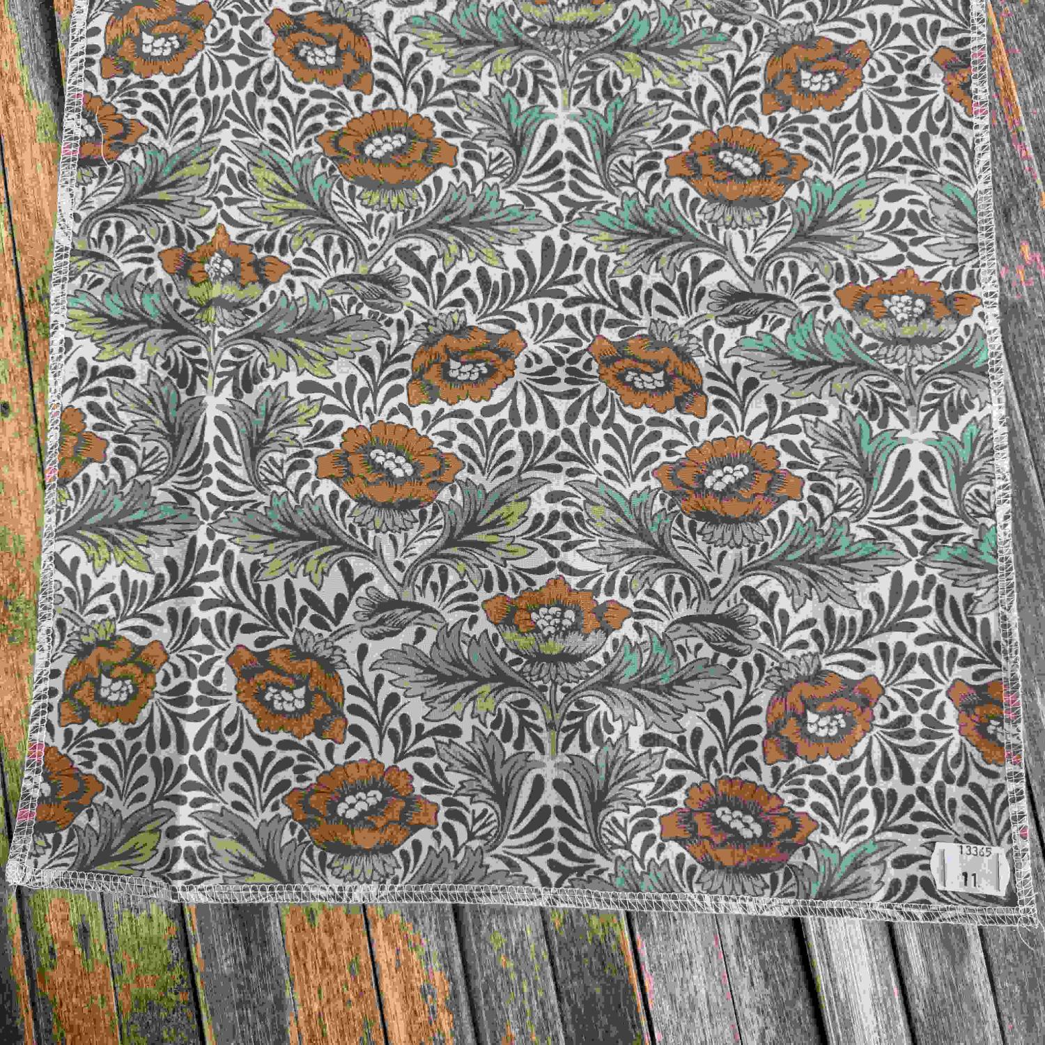 Blommande mönster i hösttoner Poplin