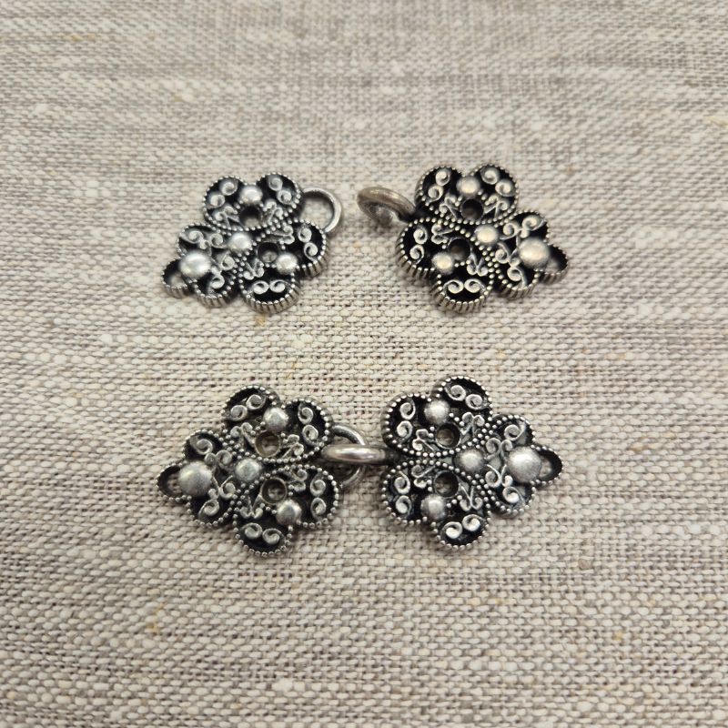 Hakspänne klöver 50 mm, antik silver