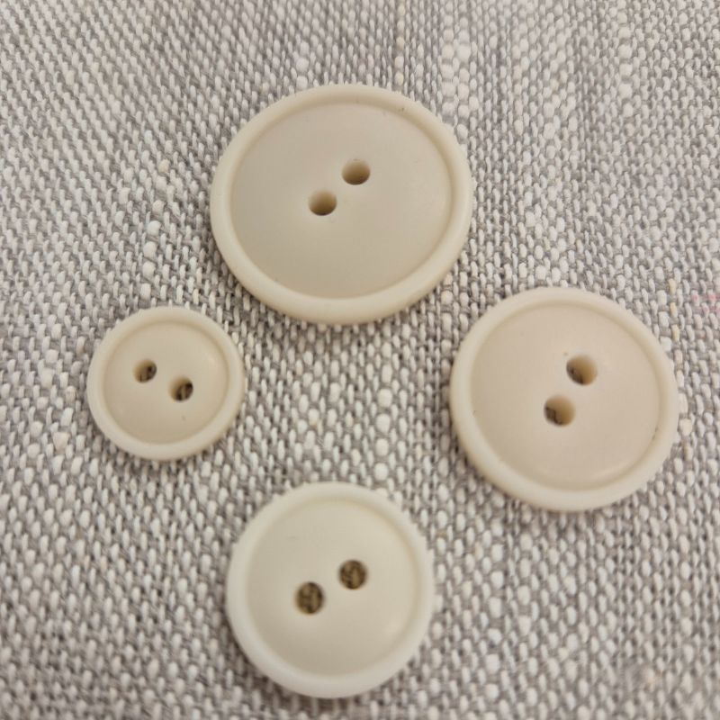 Plastknapp med kant 2 hål - Offwhite