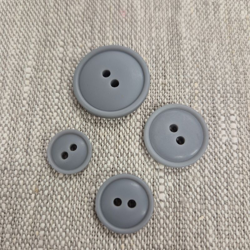 Plastknapp med kant 2 hål - Grå