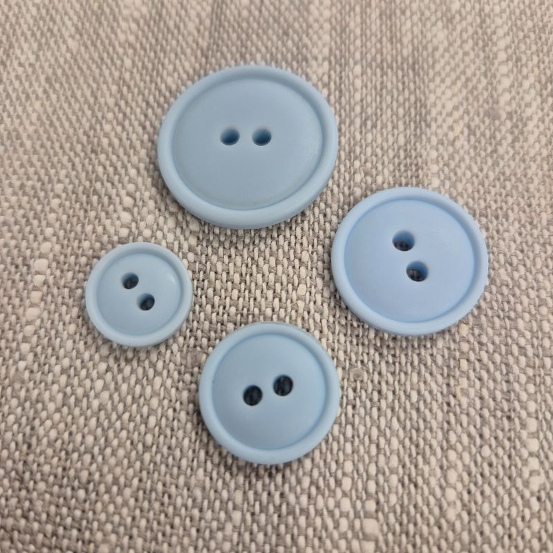 Plastknapp med kant 2 hål - Ljusblå