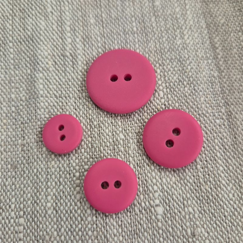 Matt plastknapp 2 hål - Cerise
