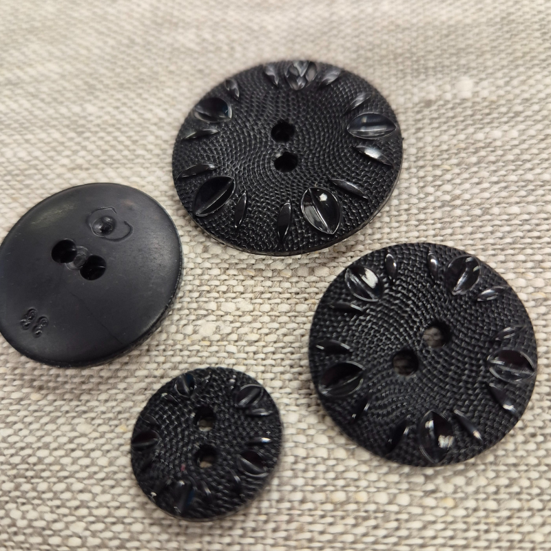 Knapp med 2 hål Svart