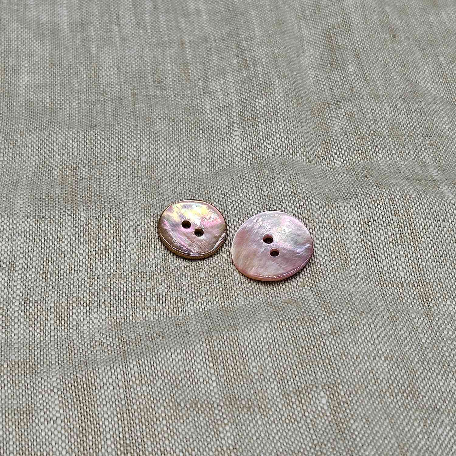 Färgad pärlemorknapp med 2 hål - Rosa